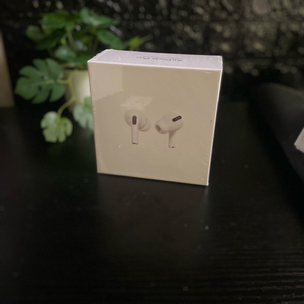 1:1 -Apple AirPods Pro with MagSafe Wireless Charging Case - White New